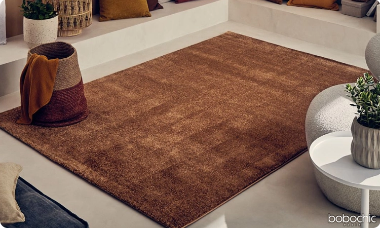 Choisir la couleur d'un tapis de salon : un tapis unis soulignera l'élégance et le caractère de votre décoration industrielle !