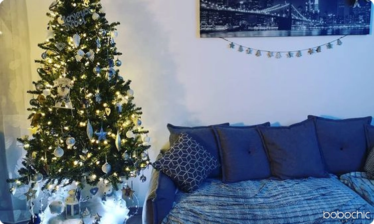 Le bleu peut apporter une teinte mystère et de tranquillité à votre déco de Noël