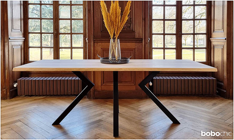 Collaboration Brût X Bobochic : La table à manger ETOILE, avec son pied mikado particulièrement design.