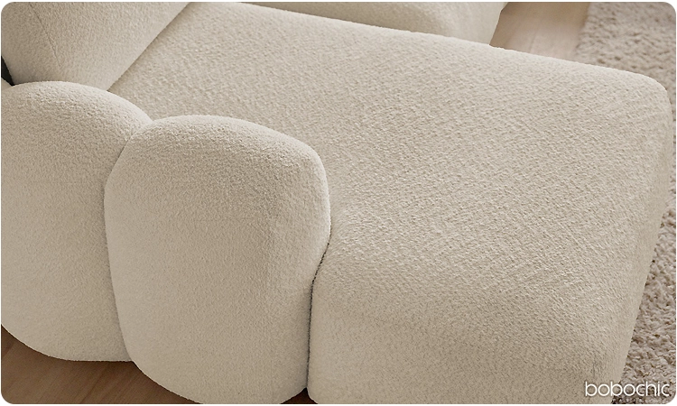 Le tissu bouclette beige d'un canapé d'angle