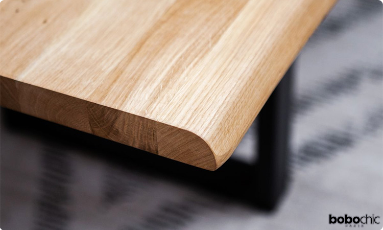 Comment entretenir sa table en bois massif ? Avec des gestes simples au quotidien, vous pourrez conserver l'éclat et la beauté du bois sur une longue durée.