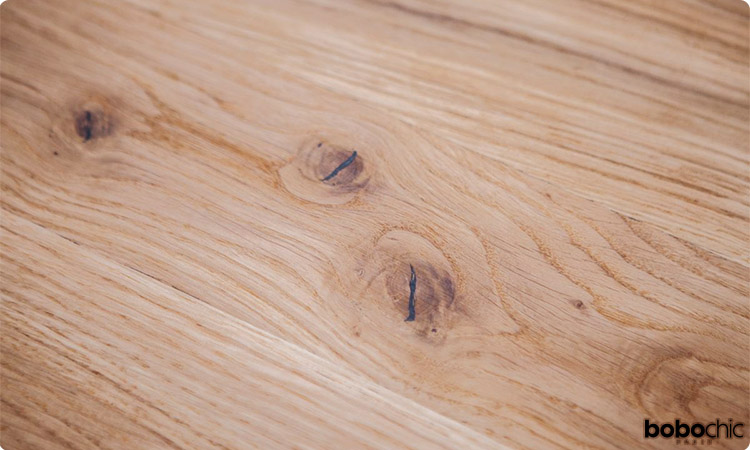 Comment entretenir sa table en bois massif ? Le bois est une matière vivante, il nécessite un entretien régulier pour durer dans le temps.