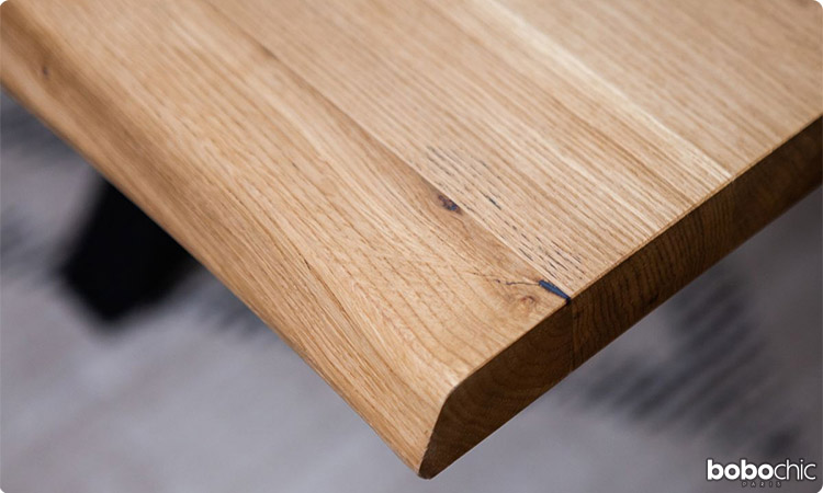 Faites le choix d'un bois massif pour avoir une table stable, robuste et d'une rare beauté 