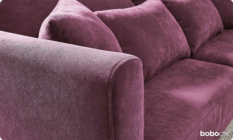 Dépoussiérez régulièrement votre canapé en tissu non déhoussable pour conserver son éclat et sa beauté !