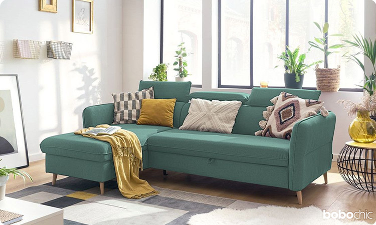 Quelles couleurs associer avec un canapé vert foncé ?