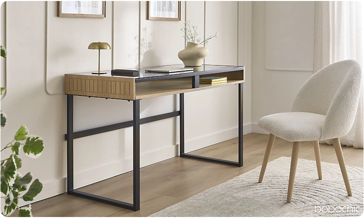 Un petit bureau peut trouver sa place dans un coin de votre intérieur