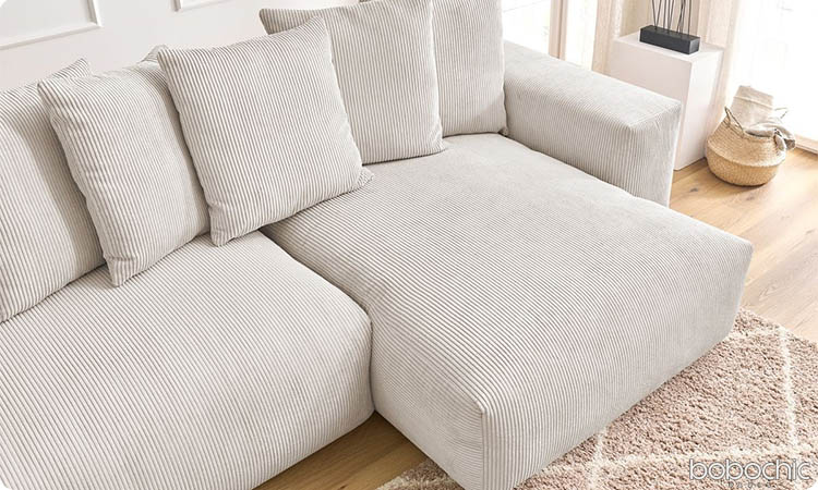 Profitez du confort incroyable du canapé VOLTAIRE, avec sa méridienne et sa jetée de coussins