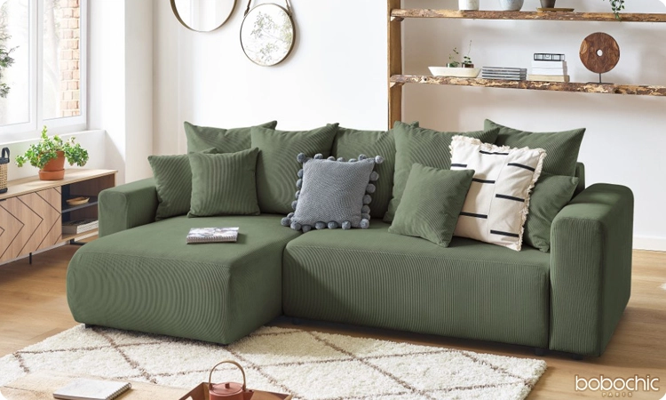Quelles couleurs associer avec un canapé vert foncé ?