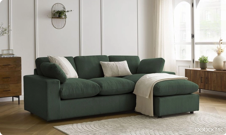 Pourquoi ne pas profiter de votre canapé vert foncé pour vous créer un espace effet jungle ?