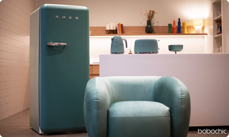 Le fauteuil CELINE se pare d'un sublime vert émeraude, tout comme la gamme de SMEG