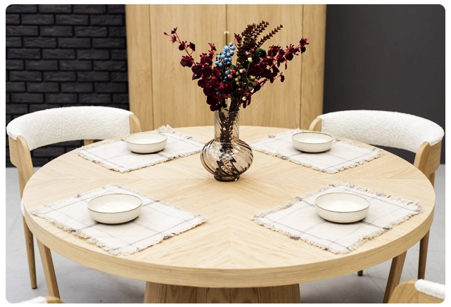 Quelle forme de table prend le moins de place ?