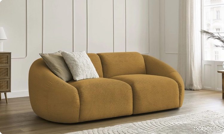 Un canapé compact et élégant fera toute la différence dans votre salon en longueur