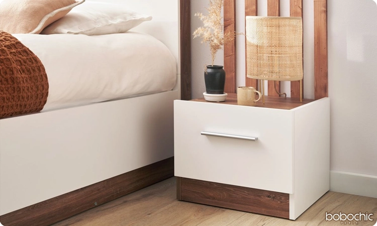 Une petite commode peut parfaitement faire office de table de chevet