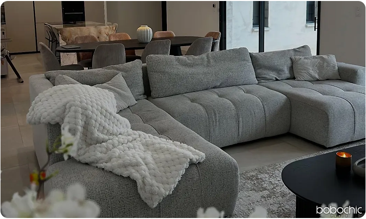tendance déco 2026 - canapé en tissu texturé avec plaid épais