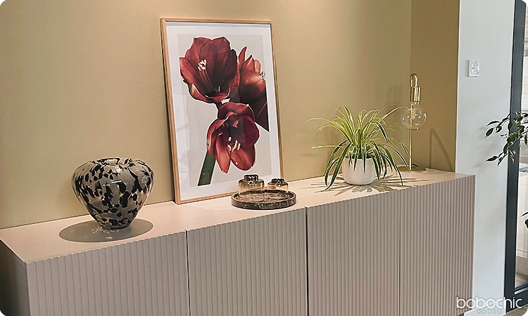 Apportez un peu de personnalité à votre meuble TV avec des accessoires déco