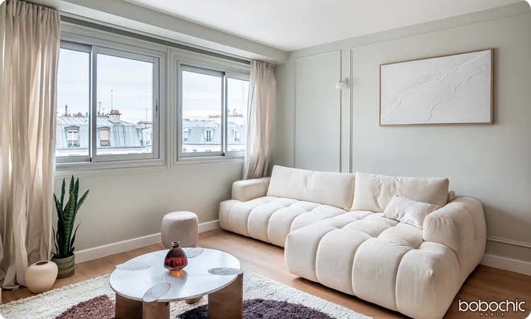 Pouf, table basse ronde, des meubles pensés pour faciliter la circulation dans votre salon