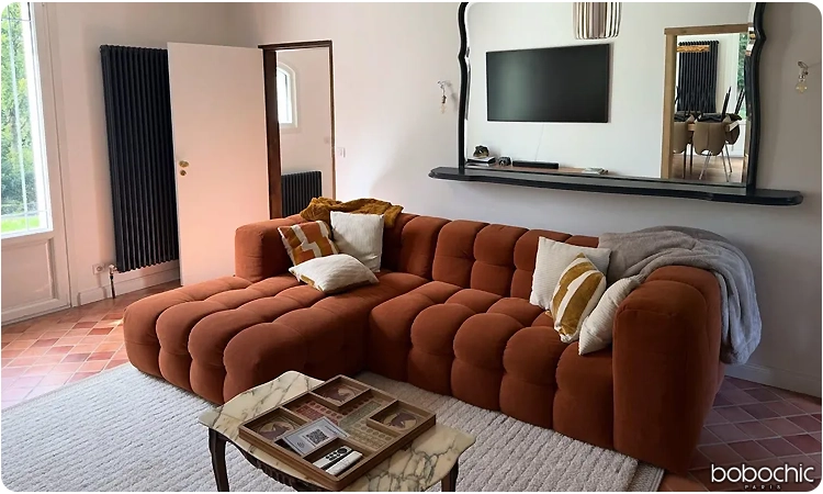 En quelques gestes, vous pouvez transformer un salon en une chambre d'amis