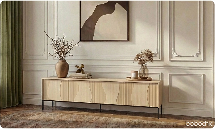 Un beau meuble TV en bois, bien décoré, sans être surchargé fera toute la différence dans votre déco