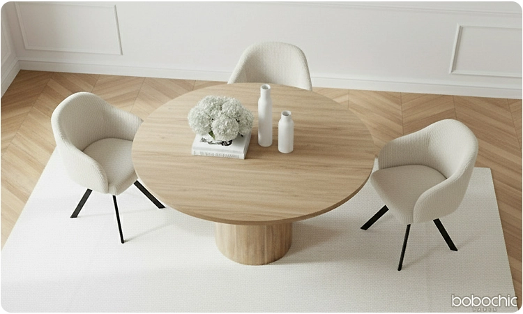 Une table à manger avec un plateau en travertin