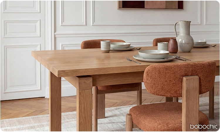 Que ce soit via la table ou les chaises, les couleurs chaudes sont la tendance en 2026
