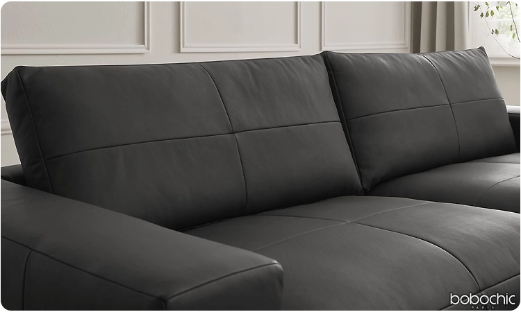 Un canapé noir avec un revêtement en cuir naturel
