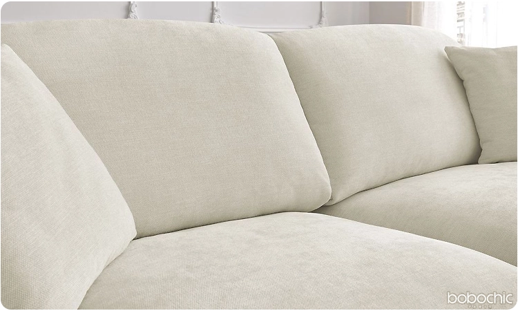 Un canapé blanc avec un revêtement en tissu lisse 