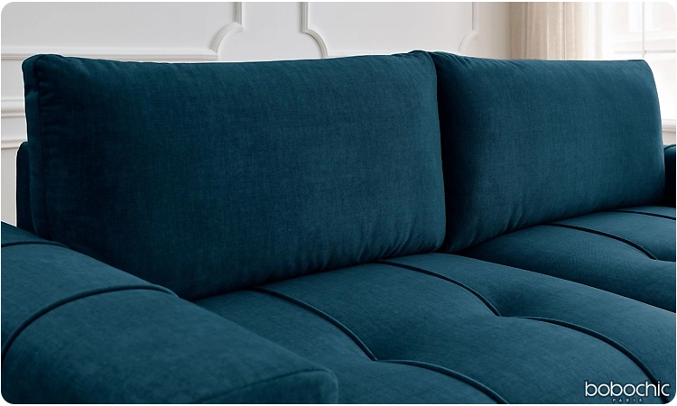 Un canapé bleu avec un revêtement en velours
