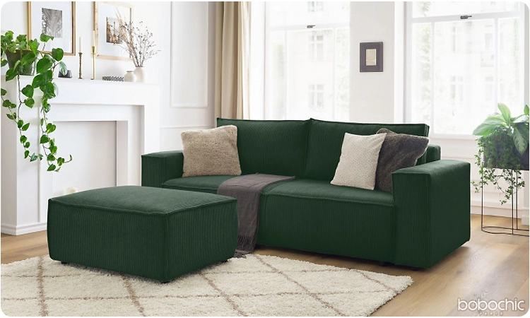 Canapé vert profond, avec son pouf de la même couleur