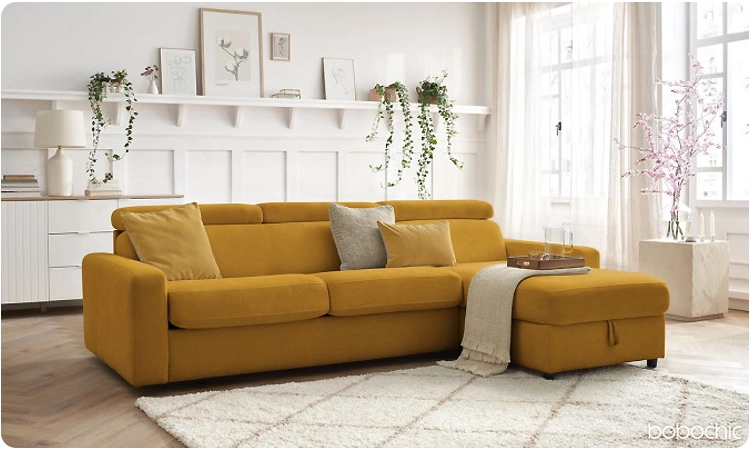 Canapé d'angle jaune paille dans un décor blanc