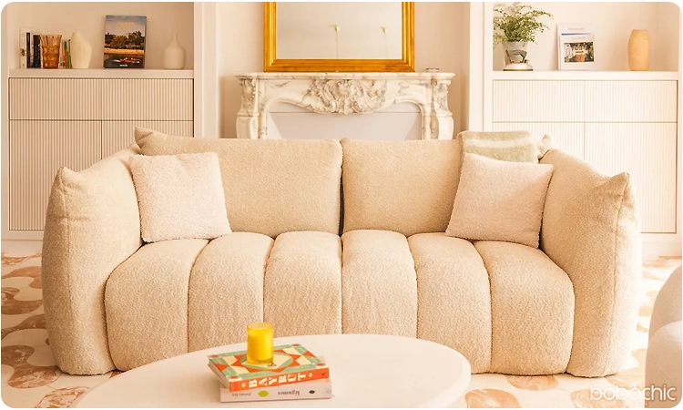 Canapé bouclette cocooning dans un salon lumineux