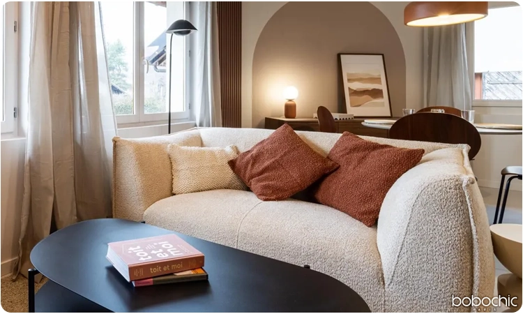 Canapé blanc, avec coussins terracotta pour une déco automnale