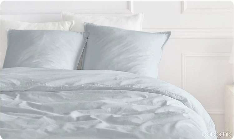 Linge de lit aéré et frais, parfait pour une chambre fraiche et apaisante