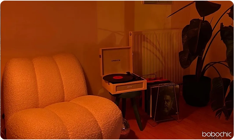 Coin lecture cosy avec une lumière chaleureuse