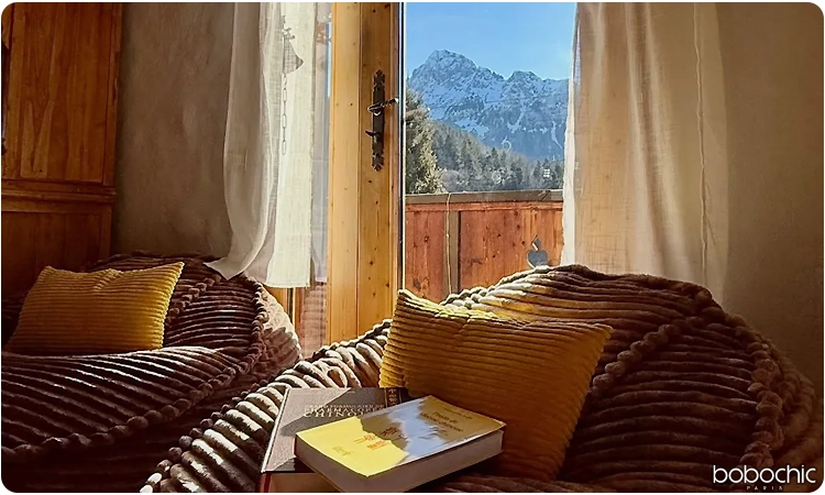 Coin lecture cosy avec deux poufs et des livres