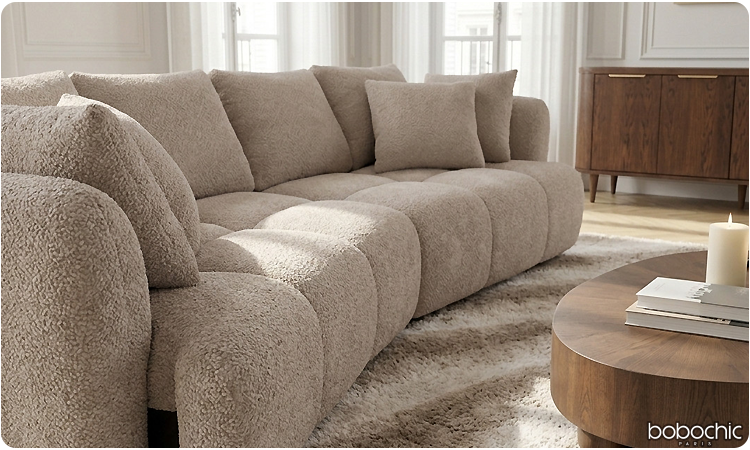 Canapé beige avec un tapis a motif crème
