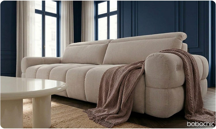 Canapé beige avec mur bleu marine