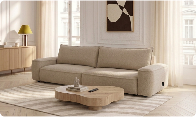 Canapé beige avec table basse en bois et tapis à motif crème