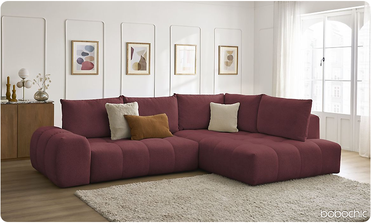 Tapis beige avec canapé rouge